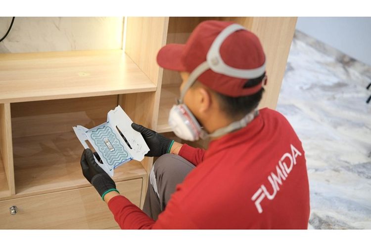 Fumida menerapkan metode drill inject dan spraying yang terbukti ampuh membasmi koloni rayap hingga ke akar. 