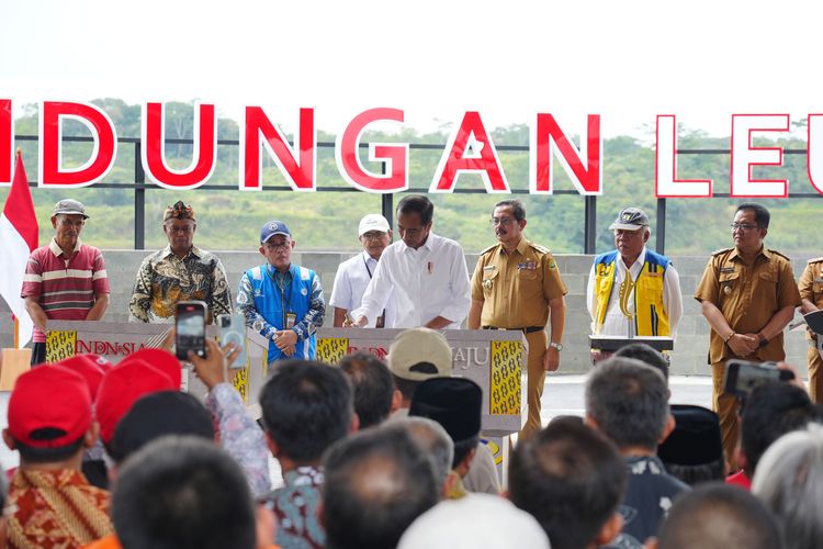 Presiden Joko Widodo (Jokowi) meresmikan bendungan tersebut dengan seremoni penancapan kujang dan penandatanganan prasasti di Kabupaten Tasikmalaya dan Kabupaten Ciamis, Jawa Barat, Kamis (29/8/2024).
