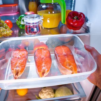 Ilustrasi wadah makanan plastik untuk menyimpan daging ikan salmon di kulkas. 