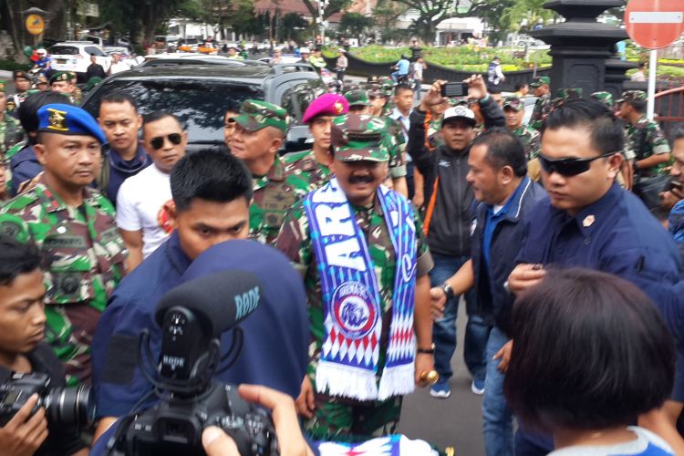 Panglima TNI, Marsekal TNI Hadi Tjahjanto (pakai syal Aremania) saat tiba di Balai Kota Malang, Minggu (3/3/2019)