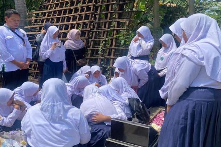 Isak tangis rekan-rekan sekelas terdengar saat menabur bunga sambil berdoa bersama di atas makam Nasya, salah satu korban tewas kecelakaan maut Bromo.