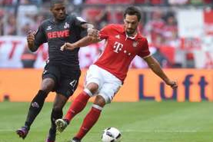 Bek Bayern Muenchen, Mats Hummels (kanan), berduel dengan striker Koeln, Anthony Modeste, dalam laga Bundesliga di Allianz Arena, Sabtu (1/10/2016).