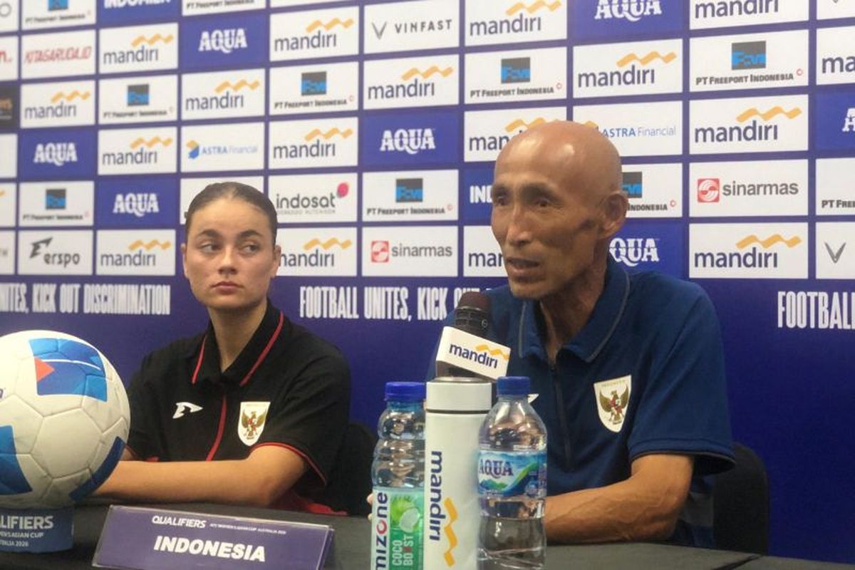 Pemain timnas putri Indonesia Felicia de Zeeuw (kiri) dan pelatih timnas putri Satoru Mochizuki (kanan) dalam sesi jumpa pers setelah kekalahan 0-2 melawan Pakistan pada laga kedua Grup D kualifikasi Piala Asia Putri 2026 di Stadion Indomilk Arena, Kabupaten Tangerang, Rabu (2/7/2025).