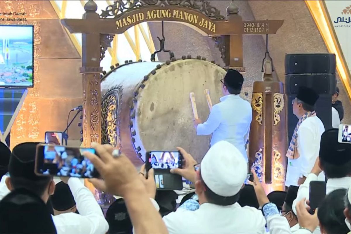 Gubernur Jawa Barat Ridwan Kamil saat memukul bedug menandai peresmian Masjid Raya Al Jabbar di Gedebage, Kota Bandung, Jawa Barat, Jumat (30/12/2022).