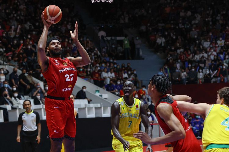 Pemain tim basket Indonesia, Marques Bolden mencetak skor saat melawan tim basket Australia pada laga pamungkas Grup A FIBA Asia Cup 2022 di Istora Senayan, Jakarta, Sabtu (16/7/2022). Timnas basket Indonesia dikalahkan Australia dengan skor 53-78.