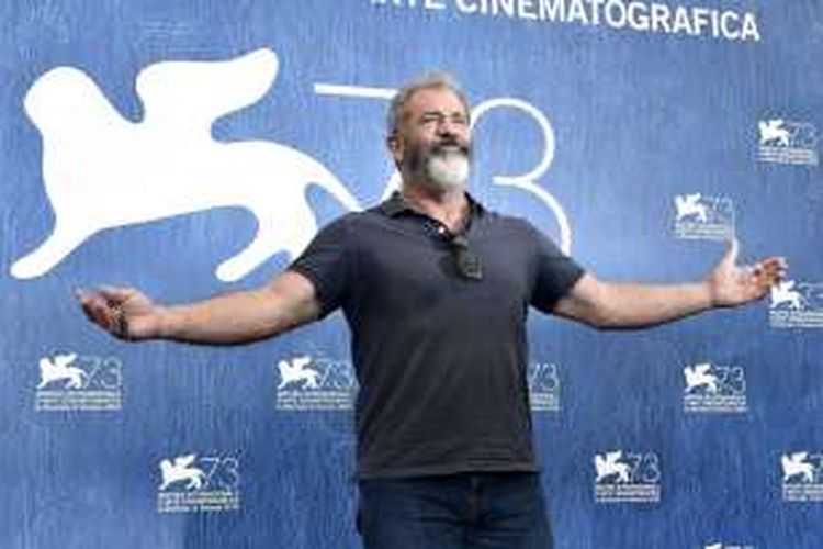 Sutradara Mel Gibson menghadiri sesi pemotretan untuk filmnya, Hacksaw Ridge, yang diputar di luar kompetisi pada Festival Film Venice, di Venice Lido, Italia, Minggu (4/9/2016).