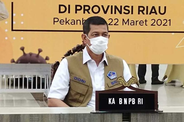 Kepala BNPB Doni Monardo saat memimpin rapat koordinasi penanganan Covid-19 di Gedung Daerah Riau di Kota Pekanbaru, Kamis (22/4/2021).