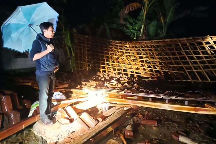 ROBOH—Bupati Madiun, Ahmad Dawami mengunjungi salah rumah yang atapnya roboh setelah diterjang angin kencang di wilayah Kecamatan Pilangkenceng, Kabupaten Madiun, Jawa Timur, Minggu (6/11/2022) malam.