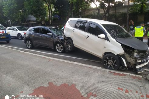 Separator Busway Sering Ditabrak, Kurang Rambu atau Human Error?