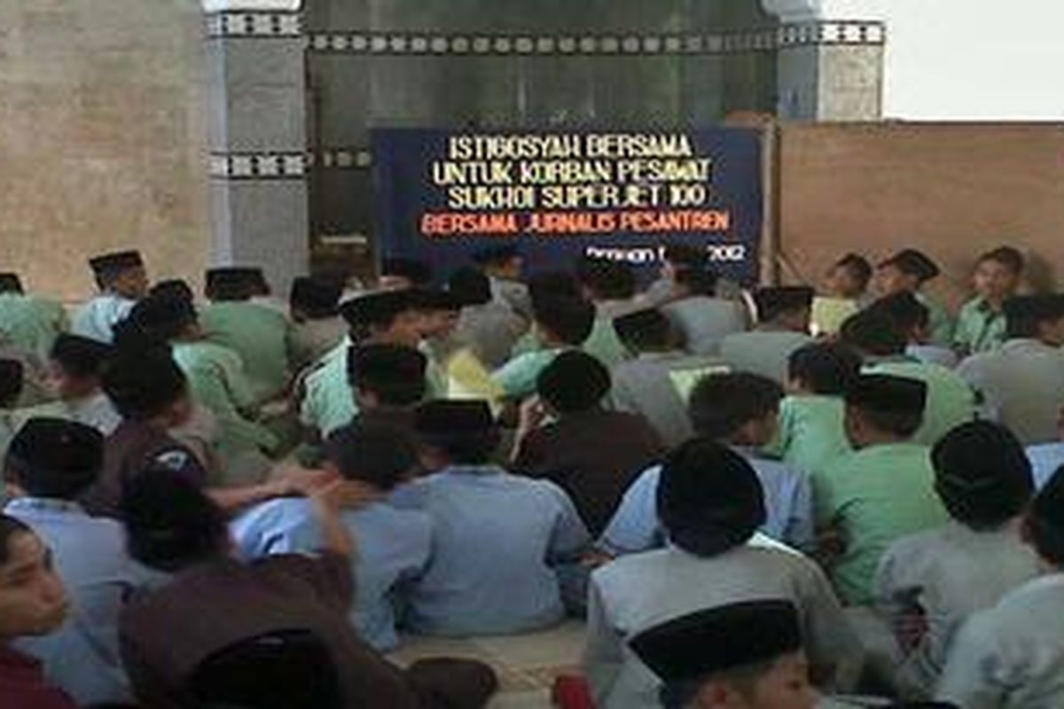 Ratusan santri Nahdatut Tullab Sampang saat menggelar doa bersama untuk korban kecelakaan pesawat SSJ 100 