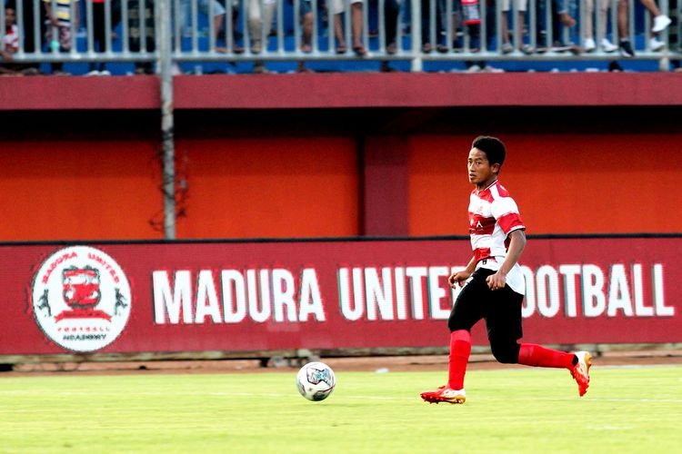 Pemain Madura United Bayu Gatra saat pertandingan pekan ke-9 Liga 1 2022-2023 melawan Bhayangkara FC yang berakhir dengan skor 1-0 di Stadion Gelora Ratu Pamelingan Pamekasan, Kamis (8/9/2022) sore.