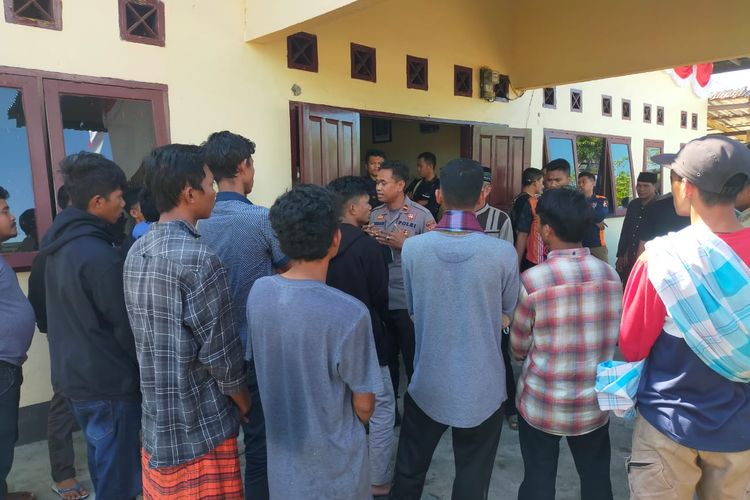 16 orang pelaku pengerusakan kantor Desa Oi, Kecamatan Tambora, Kabupaten Bima, saat diamankan di Polres Bima, Senin (11/7/2022).
