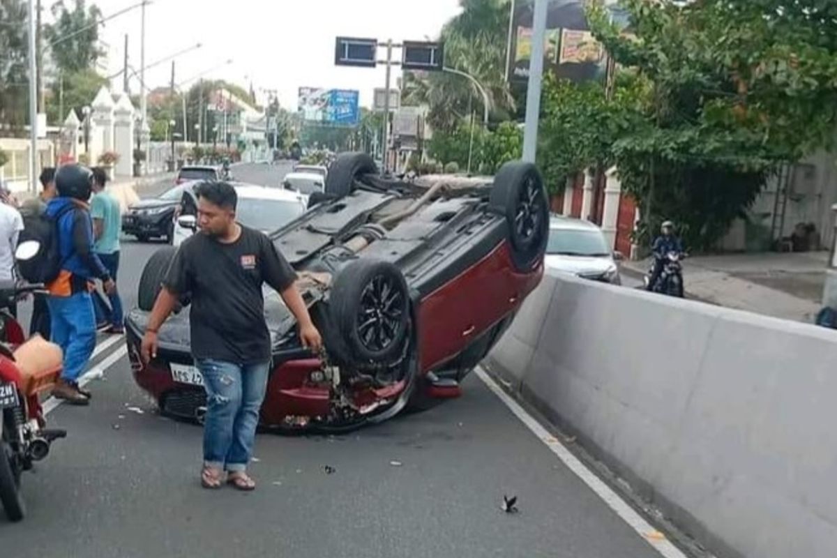 Kronologi Kecelakaan di Overpass Manahan, Mazda Merah Tabrak Inova hingga Terbalik