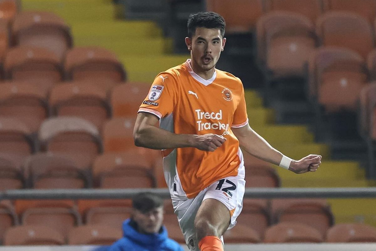 Aksi bek Timnas Indonesia, Elkan Baggott, saat memperkuat Blackpool di League One Inggris pada musim 2024-2025.