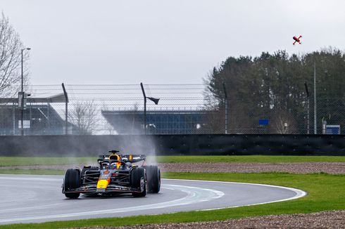 Max Verstappen Naik Mobil F1, Adu Cepat dengan Drone hingga 300 Kpj