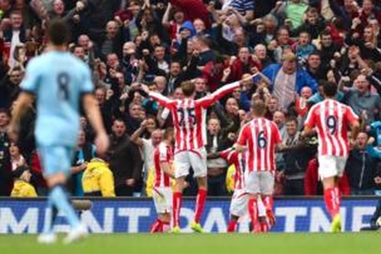 Para pemain Stoke City merayakan gol ke gawang Manchester City pada laga Premier League di Stadion Etihad, Manchester, Sabtu (30/8/2014).