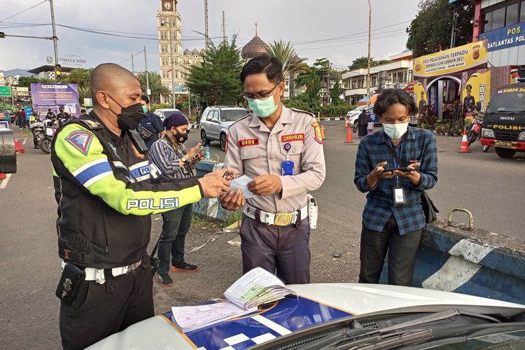 Satlantas Polres Bogor, Jawa Barat, menindak anggota Dinas Perhubungan (Dishub) Kota Bekasi yang nekat melawan arus lalu lintas di pintu keluar Tol Ciawi atau jalur Puncak Bogor, Simpang Gadog, Jumat (31/12/2021).