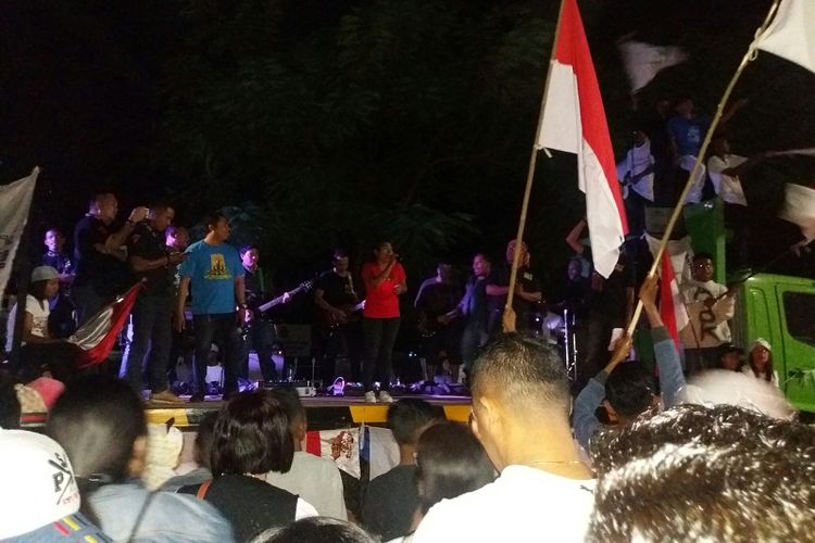 Ratusan warga sedang menyaksikan konser untuk Ahok di depan Kantor Pengadilan Tinggi Nusa Tenggara Timur, Jumat (12/5/2017)