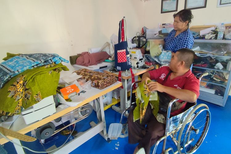 Pendiri Sanggar Kresna Patra yang terletak di Desa Klewor, Kecamatan Kemusu, Boyolali, Sri Setyaningsih (43) (baju biru), tengah menyiapkan berbagai bahan dan peralatan sebelum dimulai pelatihan menjahit bersama 22 penyandang disabilitas lain dari berbagai daerah, termasuk luar provinsi, pada Jumat (27/6/2025) pagi. Ia sendiri merupakan disabilitas daksa. Sejak 2021, Kresna Patra telah memfasilitasi sekitar 500 penyandang disabilitas, dengan 200 di antaranya telah bekerja di perusahaan tekstil atau garmen.