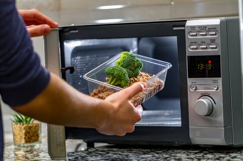 Cara Mudah Membersihkan Microwave Oven, Pakai Lemon dan Cuka