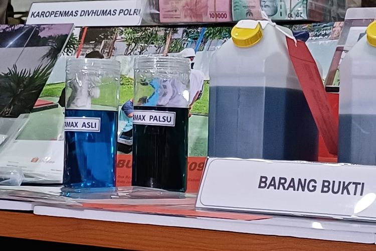 Barang bukti dipaparkan dalam konferensi pers pengungkapan kasus bahan bakar minyak (BBM) oplosan yang di empat SPBU yang berlokasi di Kawasan Jabodetabek pada Kamis (28/3/2024).