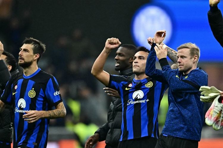 Pemain Inter Milan merayakan kemenangan atas Frosionen pada pekan ke-12 Liga Italia 2023-2024. Duel Inter vs Frosinone di Stadion Giuseppe Meazza, Senin (13/11/2023) dini hari WIB, berakhir dengan skor 2-0. (Photo by GABRIEL BOUYS / AFP)