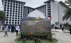 Ramadhan, AQUA Bagikan 150.000 Botol Air Minum di Masjid Istiqlal