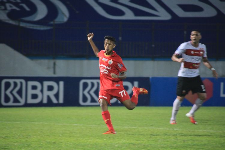 Penyerang muda Persija Jakarta, Dony Tri Pamungkas, beraksi dalam laga Madura United vs Persija Jakarta pada ajang Liga 1 2021-2022 pekan ke-8, Jumat (22/10/2021) malam WIB di Stadion Moch Soebroto, Magelang.