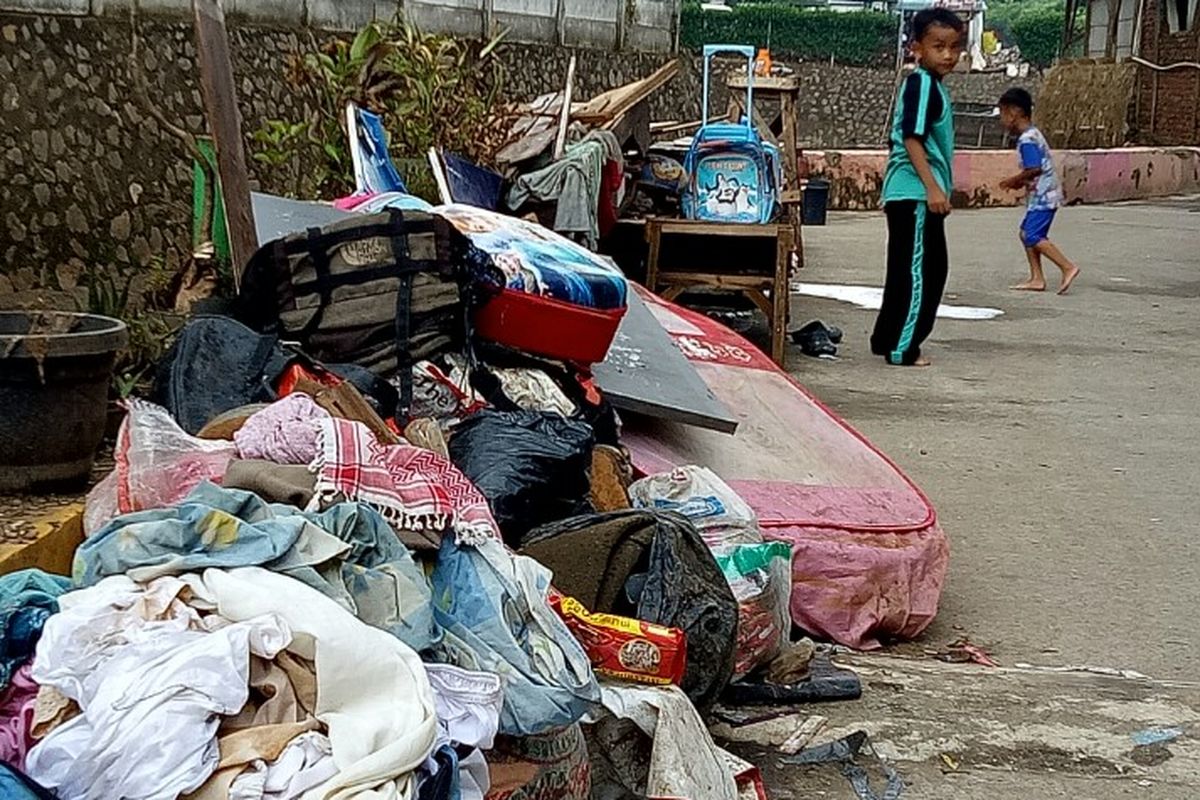 Sampah sisa banjir menumpuk di pelataran rumah warga yang bermukim di Jalan Kayu Gede 1, Paku Jaya, Serpong Utara, Tangerang Selatan. 