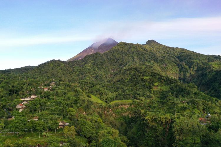 Lanskap Desa Tegalmulyo, Kecamatan Kemalang, Klaten, dengan latar belakang Gunung Merapi, Rabu (2/12/2020). Warga yang tinggal di lereng timur Gunung Merapi menampung dan memanfaatkan air hujan untuk keperluan sehari-hari karena sulitnya mendapat air tanah.