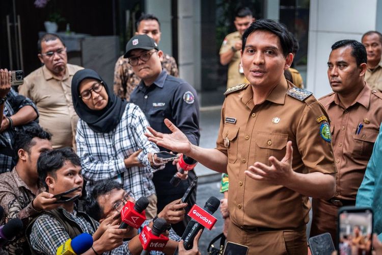 Bupati Indramayu Lucky Hakim (kedua kanan) menjawab pertanyaan wartawan usai bertemu dengan Wakil Menteri Dalam Negeri (Wamendagri) Bima Arya Sugiarto di Kantor Kementerian Dalam Negeri, Jakarta, Selasa (8/4/2025). Pertemuan tersebut untuk membahas terkait perjalanan Bupati Indramayu Lucky Hakim ke Jepang tanpa izin dan mengklarifikasi semua isu tersebut. ANTARA FOTO/Bayu Pratama S/Spt.