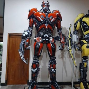 Replika robot dari motor bekas yang dibuat oleh seniman asal Bantul, Yogyakarta.