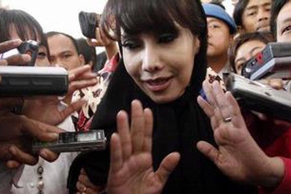 Tersangka kasus dugaan pembobolan rekening nasabah Citibank, Melinda Dee, usai diperiksa di Bareskrim Mabes Polri, 4 April 2011. Suaminya, Andhika Gumilang, kini juga digelandang ke Bareskrim. 