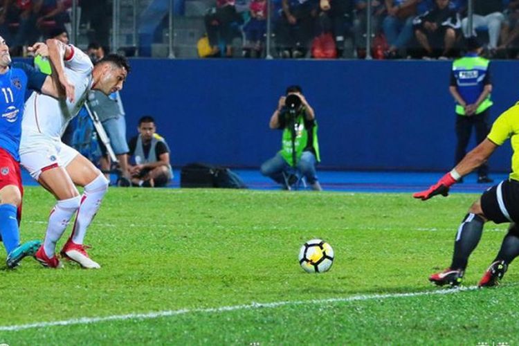 Bek Persija, Jaimerson da Silva mencoba menghadang gerakan pemain Johor Darul Takzim, Jorge Pereyra Diaz, yang merangsek ke arah kiper Andritany Ardhiyasa pada laga Grup H Piala AFC 2017 di Stadion Larkin, Johor Bahru, Rabu (14/2/2018) malam. 