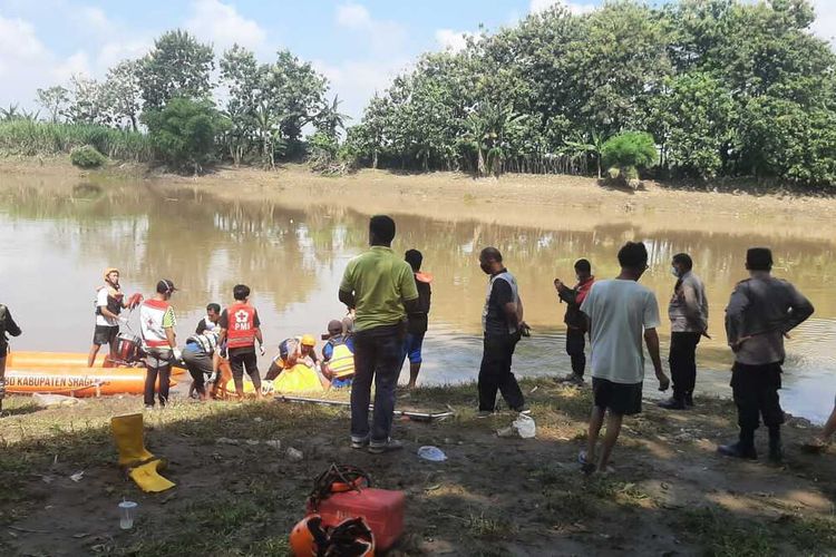 Evakuasi mayat laki-laki ditemukan mengambang tanpa identitas di Aliran Sungai Bengawan Solo, Kecamatan Ngrampal, Kabupaten Sragen, Jawa Tengah, Jumat (10/3/2023).