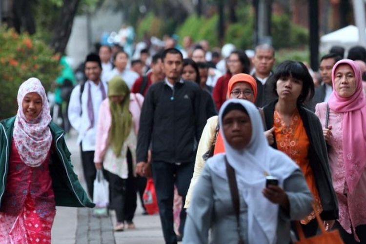 Mungkin Anda kerap mendengar pertanyaan seputar tanggal berapa PNS gajian atau gajian PNS tanggal berapa atau juga PNS gajian tanggal berapa?