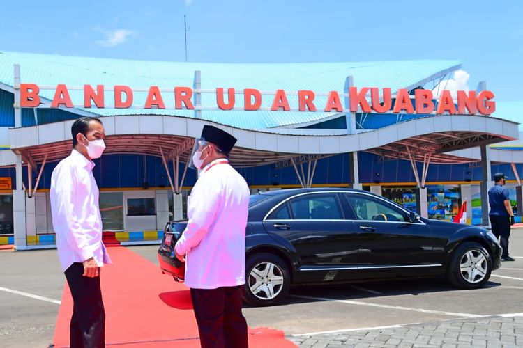   Presiden Joko Widoro ketika meresmikan Bandara Kuabang Halmahera Utara.