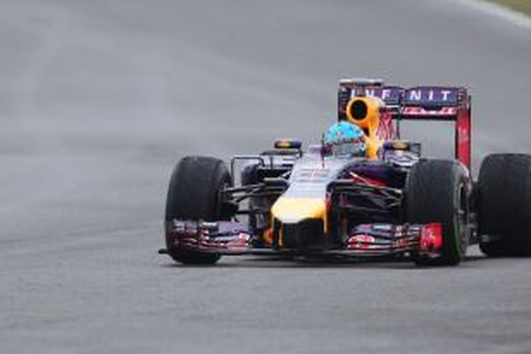 Pebalap Red Bull Racing asal Jerman, Sebastian Vettel, membalap di Sirkuit Silverstone pada sesi kualifikasi GP Inggris, Sabtu (5/7/2014).