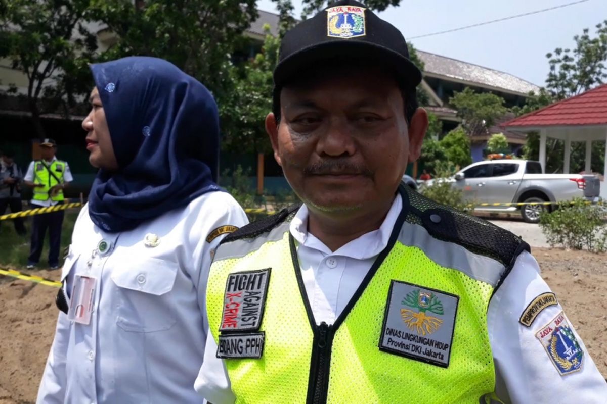 Kepala Bidang Pengawasan dan Penataan Hukum Dinas Lingkungan Hidup DKI Jakarta Mudarisin di Marunda, Rabu (9/1/2019).