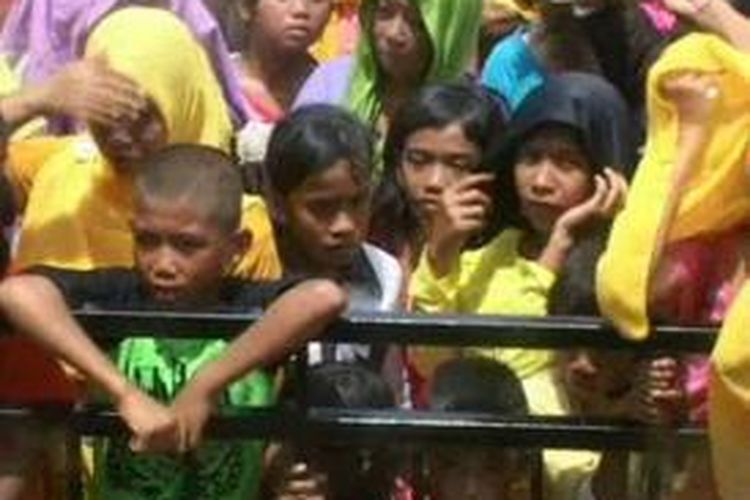 Kampanye partai golkar mengerahkan ribuananak-anak dna remaja. Sejumlah kendaran bak terbuka yang mengangkut anak-anak diturunkan paksa polisi.