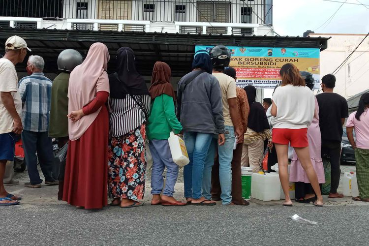 Warga mengantre minyak goreng (migor) curah bersubsidi di Pasir Putih, Pangkalpinang, Kepulauan Bangka Belitung, Jumat (8/4/2022).