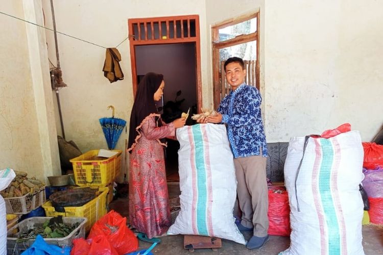 Rokib (kanan) sedang membeli ikan olahan hasil tangkapan nelayan sebanyak 35 kg untuk dijual di Shopee. Rokib membeli langsung ikan olahan melalui istri nelayan. 