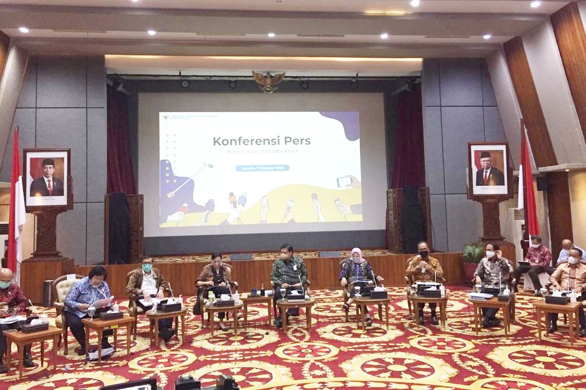 Jajaran menteri melakukan konferensi pers terkait pasal-pasal kontroversial dalam UU Cipta Kerja di Kementerian Koordinator Bidang Perekonomian, Rabu (7/10/2020). 
