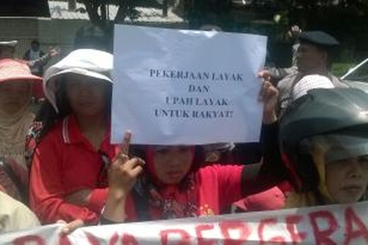 Warga dari lereng Gunung Kelud di Kecamatan Ngancar Kabupaten Kediri, Jawa Timur berunjukrasa di Kantor Bupati Kediri, Selasa (20/10/2015).