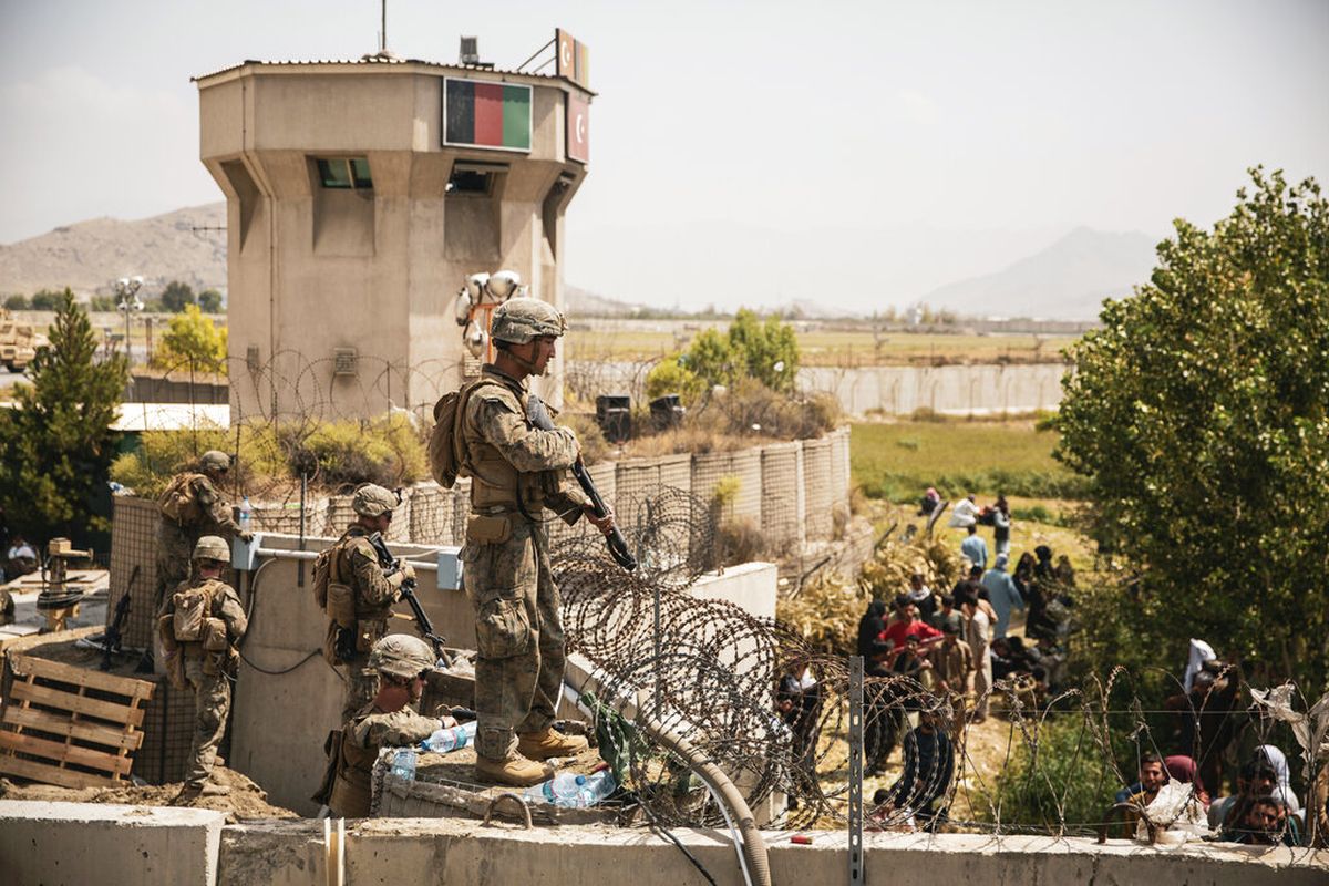Dalam gambar ini disediakan oleh Korps Marinir AS, Marinir membantu keamanan di pos pemeriksaan kontrol evakuasi selama evakuasi di Bandara Internasional Hamid Karzai di Kabul, Afghanistan, Jumat, 20 Agustus 2021. 