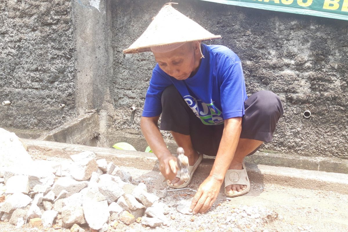 Pak Sarono, tunanetra yang bekerja sebagai pemecah batu untuk biayai 75 anak yatim, Cipinang Besar Selatan, Jakarta Timur. 