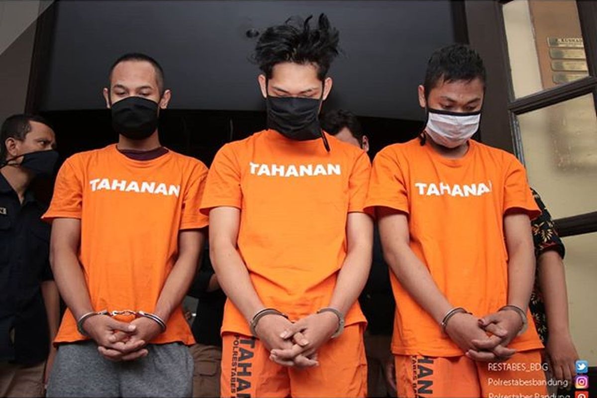 YouTuber Ferdian Paleka (tengah) dan dua rekannya yang terlibat dalam video prank pembagian sembako berisi sampah.