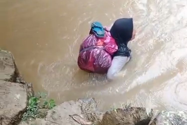 Prabowo Kucurkan Rp 26,5 M Usai Viral Video Bidan Berenang Seberangi Sungai demi Pasien TBC di Pasaman