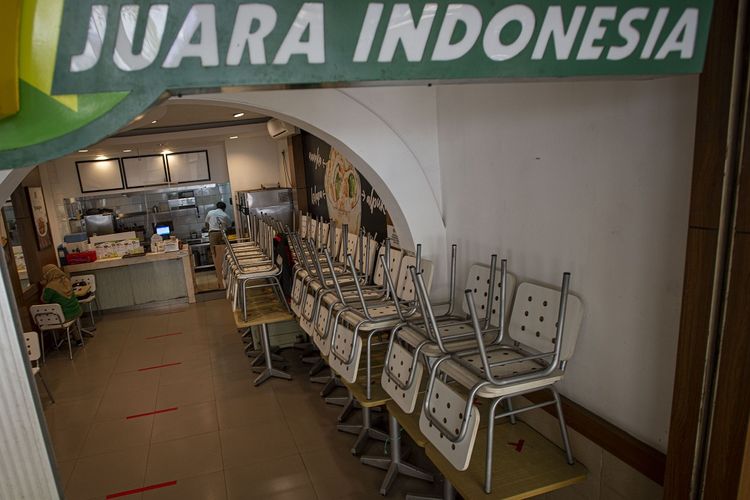 Sebuah restoran tidak melayani layanan makan di tempat saat masa Pemberlakuan Pembatasan Kegiatan Masyarakat (PPKM) Level 4 di Tanah Abang, Jakarta, Selasa (3/8/2021). Meski menurut Gubernur Anies Baswedan kasus aktif harian COVID-19 Jakarta menurun hampir 100.000 orang dalam dua pekan terakhir, pemerintah masih memperpanjang PPKM Level 4 hingga 9 Agustus 2021 di Ibukota. ANTARA FOTO/Aditya Pradana Putra. /rwa.
