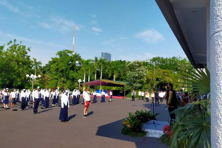 Eri Cahyadi mengukuhkan 457 Tim Siswa Satgas Sekolah menjelang dimulainya Pembelajaran Tatap Muka (PTM) di Kota Pahlawan pada Senin (6/9/2021) mendatang.